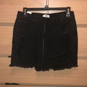 ZIPPERED BLACK DENIM SKIRT